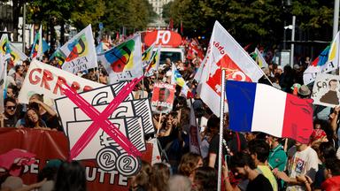 Viele Menschen demonstrieren gegen die Sparmaßnahmen der französischen Regierung.