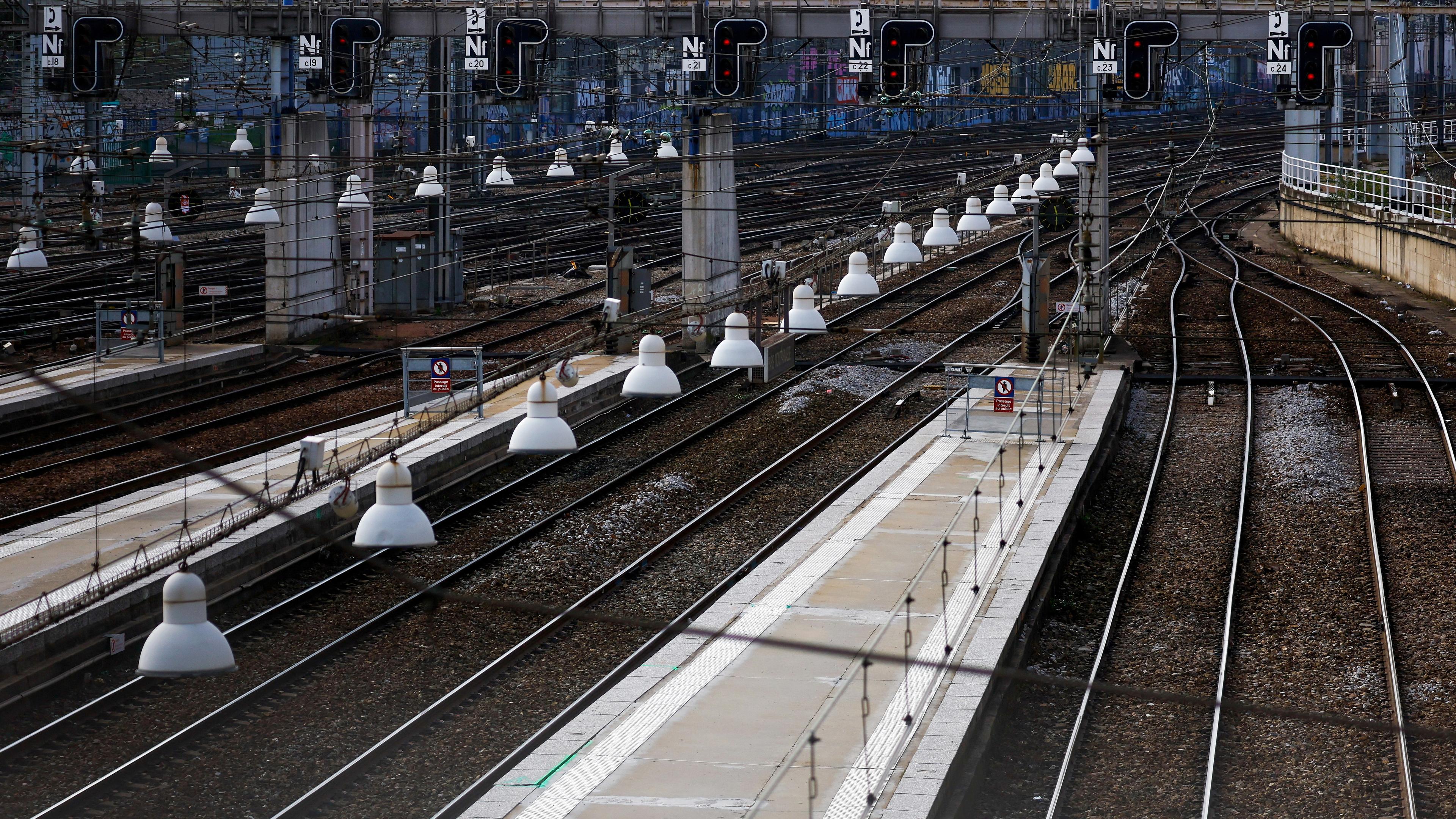 Eisenbahnschienen am Bahnhof Montparnasse in Paris, aufgenommen am 06.02.2023
