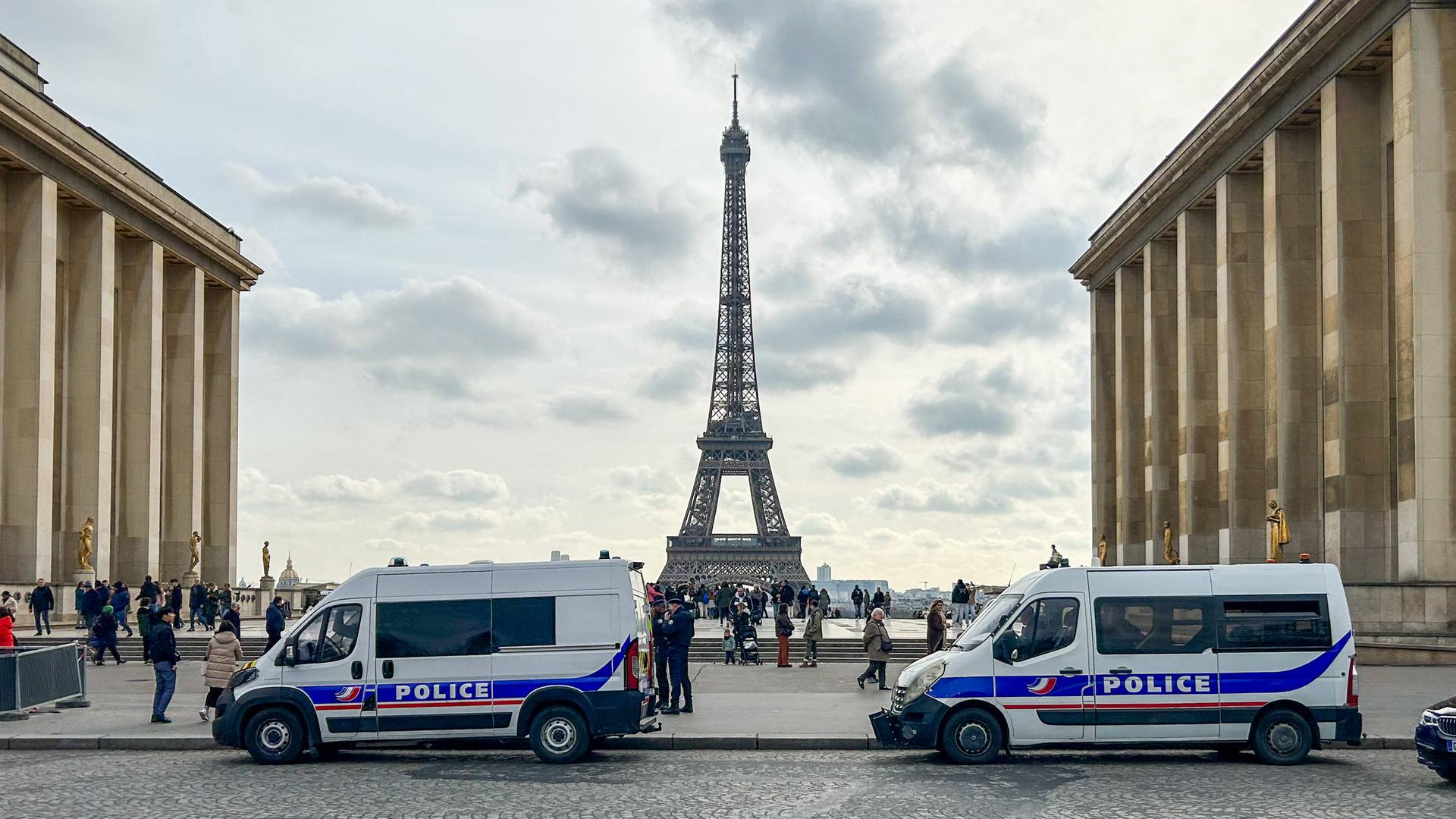 Französische Polizisten bewachen die Trocadero-Promenade in der Nähe des Eiffelturms in Paris, Frankreich, am 28.02.2024.