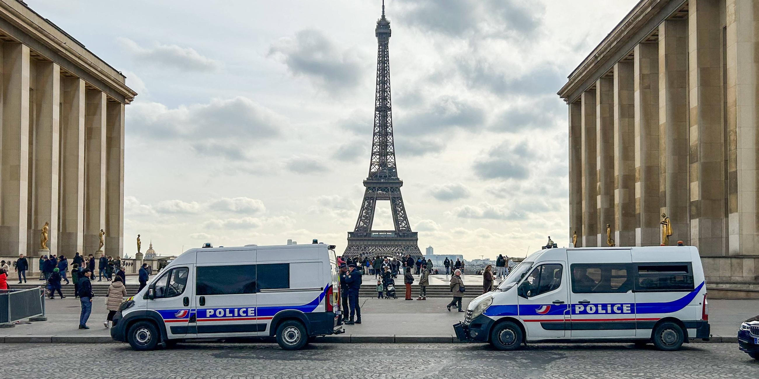 Französische Polizisten bewachen die Trocadero-Promenade in der Nähe des Eiffelturms in Paris, Frankreich, am 28.02.2024.