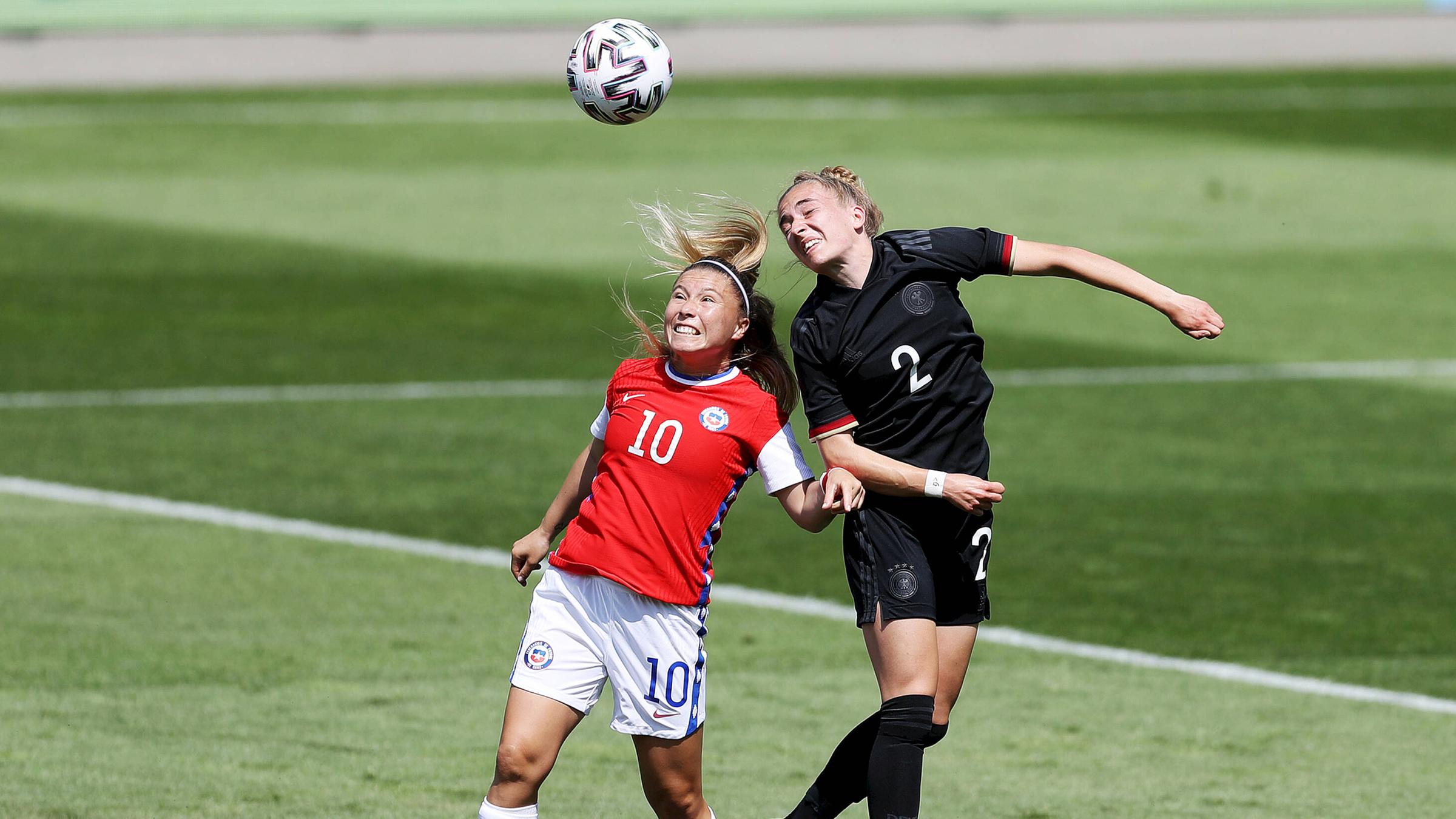 Die Chilenin Yanara Aedo (l.) im Kopfballduell mit Sophia Kleinherne von Deutschland