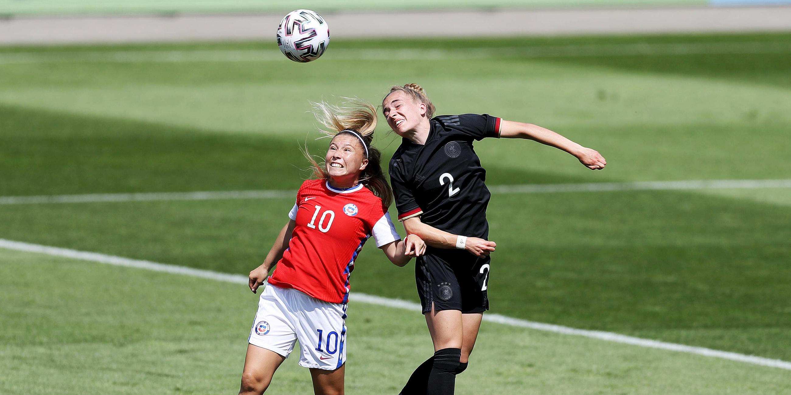 Die Chilenin Yanara Aedo (l.) im Kopfballduell mit Sophia Kleinherne von Deutschland