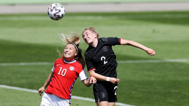 Die Chilenin Yanara Aedo (l.) im Kopfballduell mit Sophia Kleinherne von Deutschland