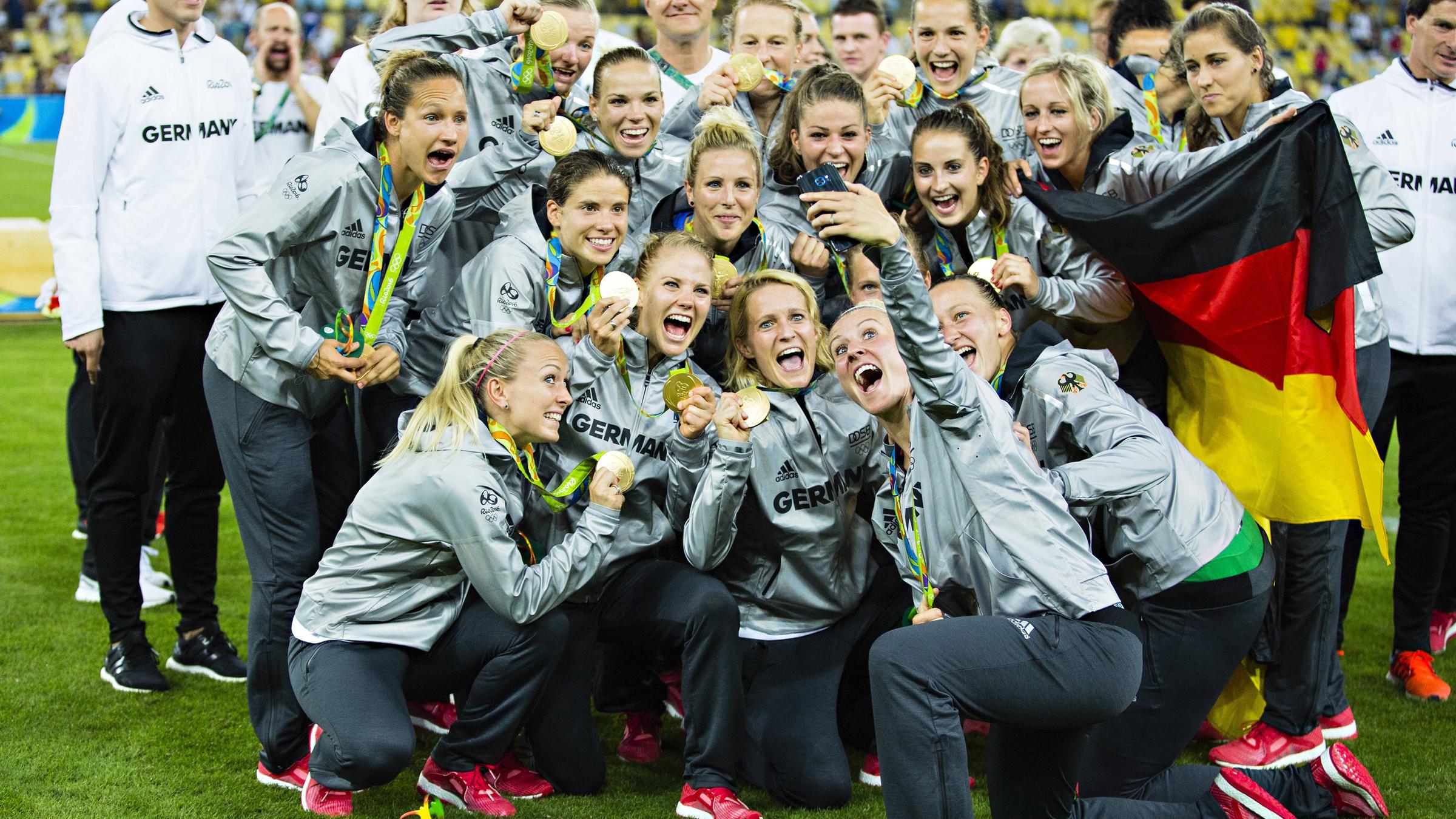  Deutsche Medaillengewinner Rio 2016, Fußball, Damen, Deutschland ist Olympiasieger Rio de Janeiro, 19.08.2016, Olympia Deutsche Frauenmannschaft feiert den Olympiasieg und machen ein Selfie Schweden - Deutschland