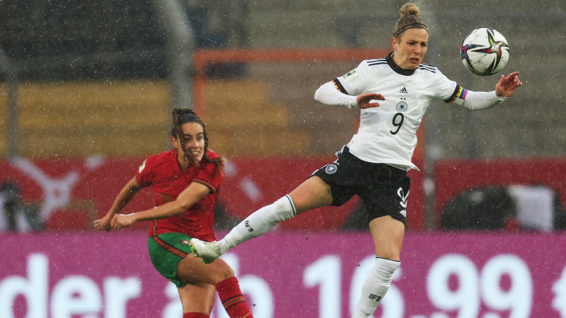 09.04.2022, Nordrhein-Westfalen, Bielefeld: Fußball, Frauen: WM-Qualifikation Europa Frauen, Deutschland - Portugal, Gruppenphase, Gruppe H, 7. Spieltag, Schüco-Arena. Deutschlands Svenja Huth (r) im Kampf um den Ball mit Portugals Diana Gomes (l).