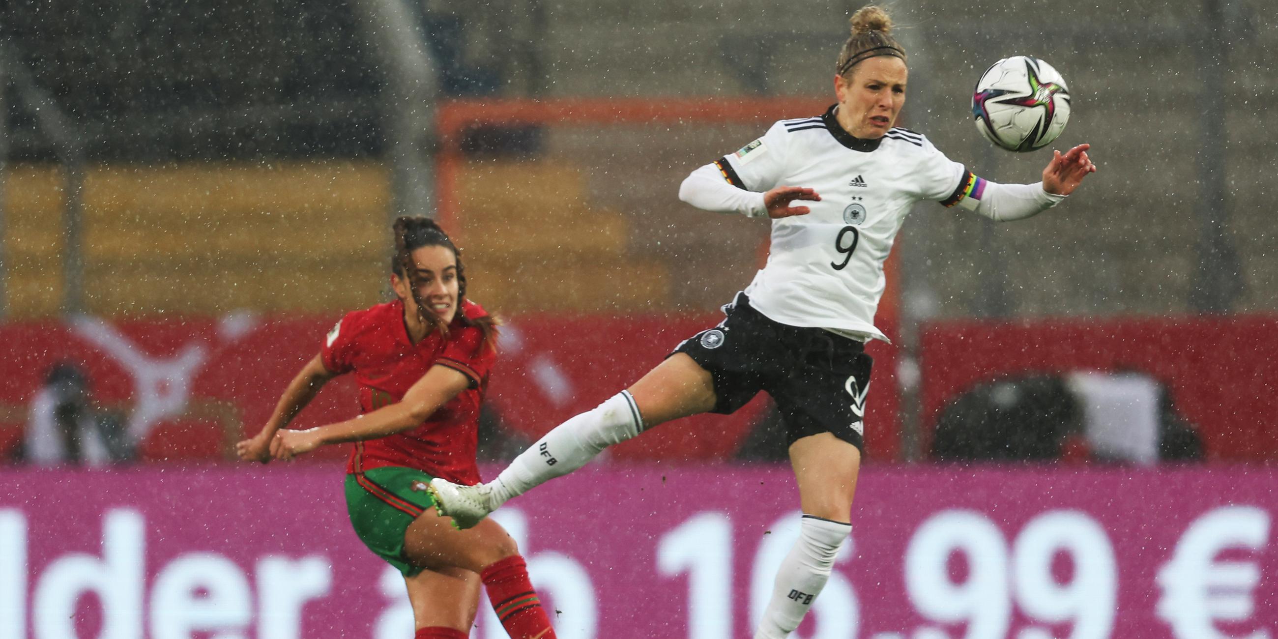 09.04.2022, Nordrhein-Westfalen, Bielefeld: Fußball, Frauen: WM-Qualifikation Europa Frauen, Deutschland - Portugal, Gruppenphase, Gruppe H, 7. Spieltag, Schüco-Arena. Deutschlands Svenja Huth (r) im Kampf um den Ball mit Portugals Diana Gomes (l).
