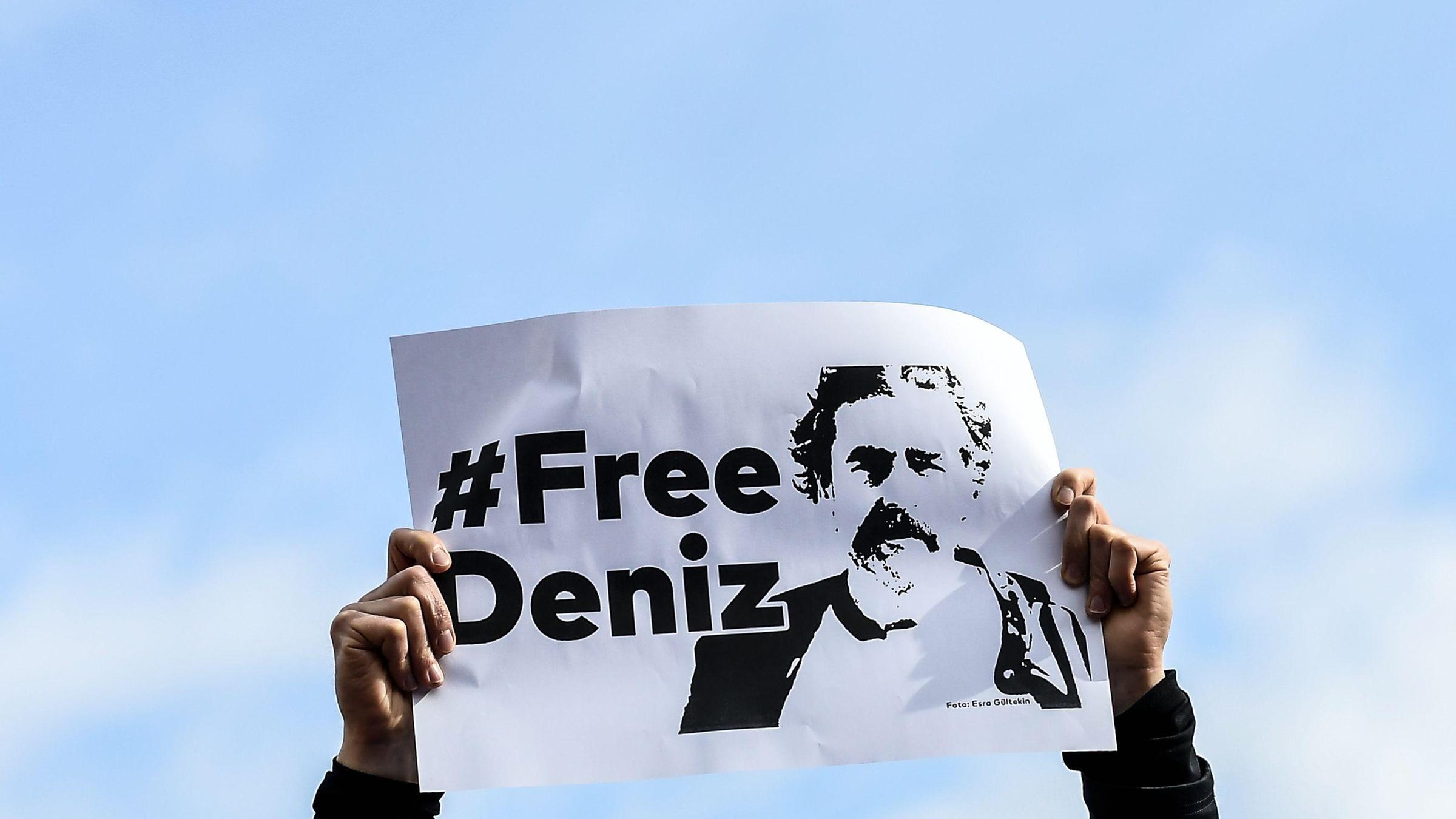 Plakat mit der Forderung, Yücel freizulassen