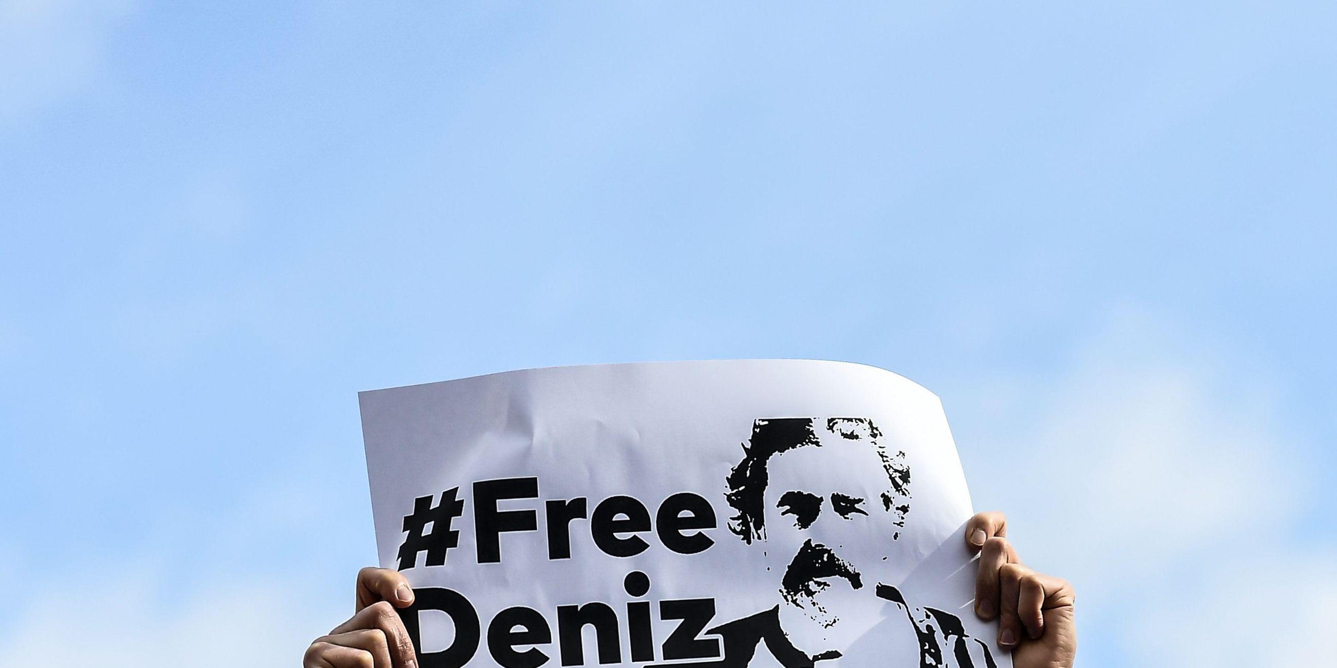 Plakat mit der Forderung, Yücel freizulassen