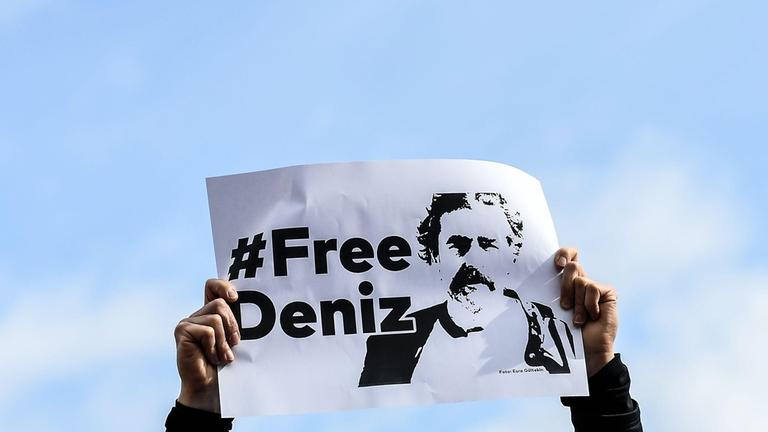 Plakat mit der Forderung, Yücel freizulassen