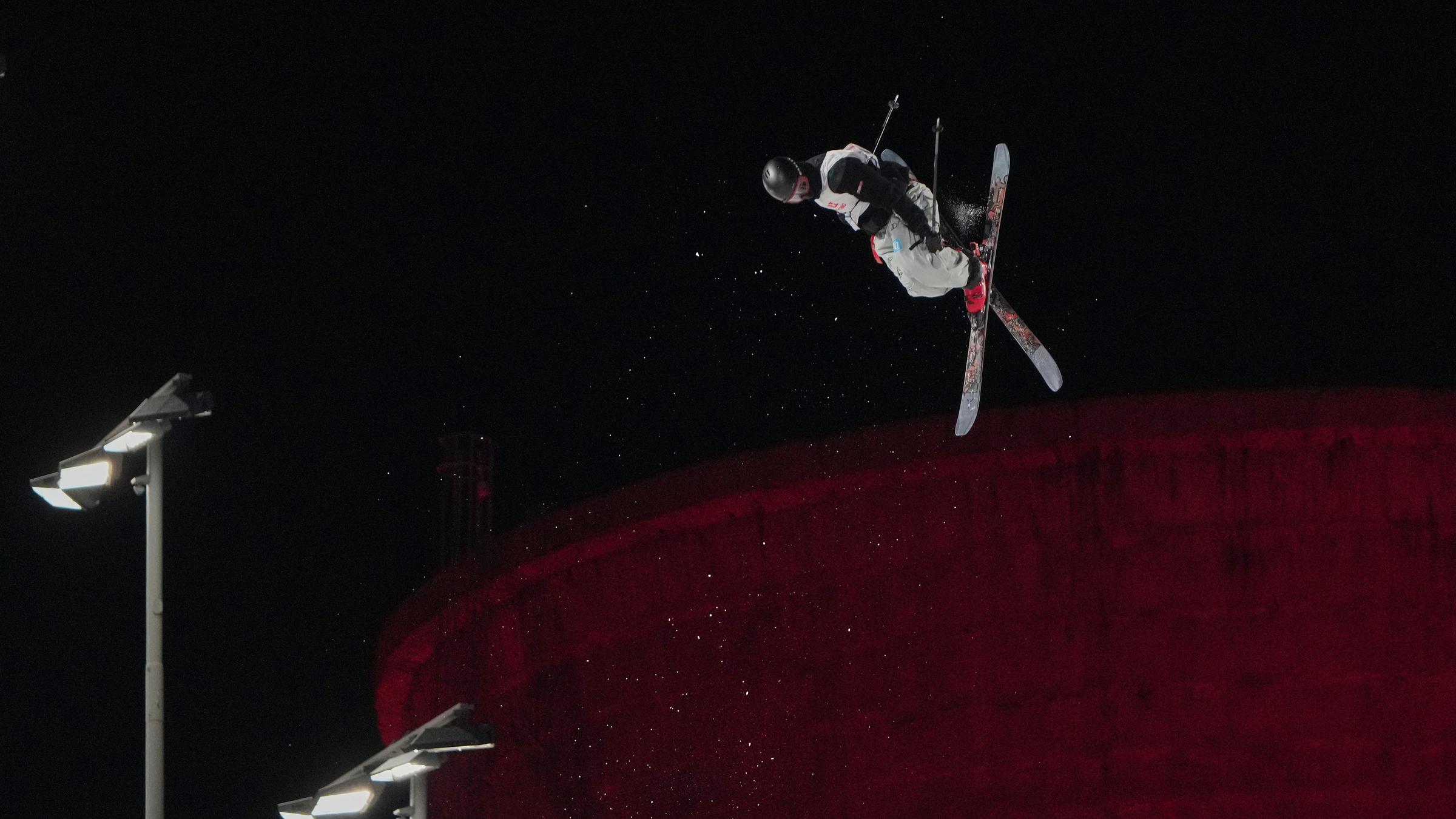 Der Skifahrer Vincent Veile während eines Sprungs im Ski- und Snowboard in China.