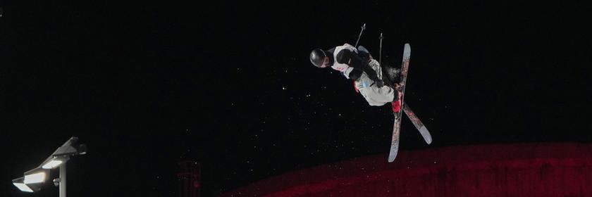 Der Skifahrer Vincent Veile während eines Sprungs im Ski- und Snowboard in China.