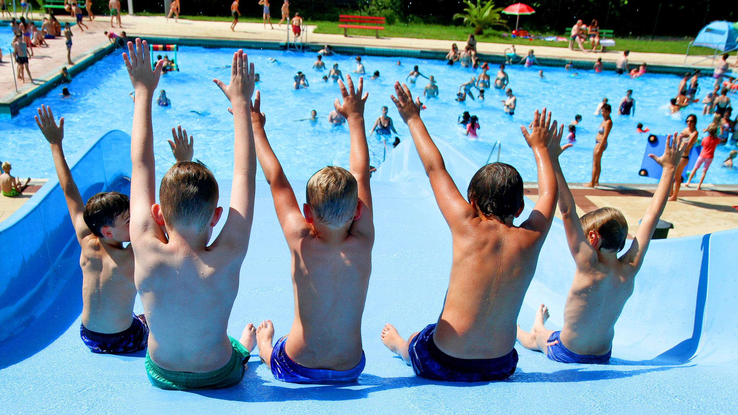 Kinder auf der Rutsche im Freibad (Archivbild)