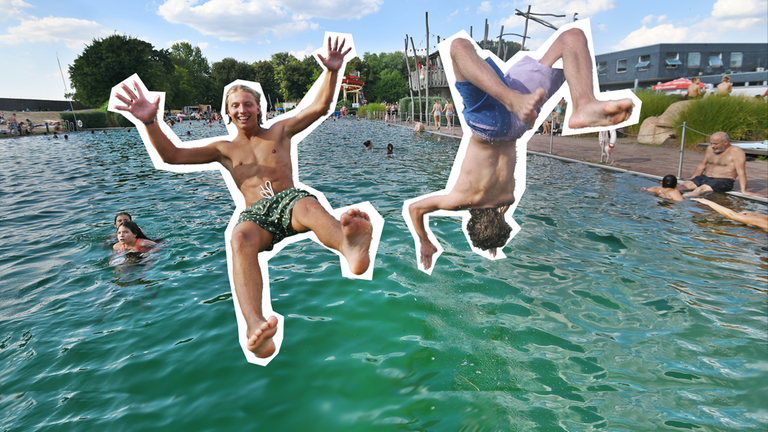Jungs springen ins Wasser