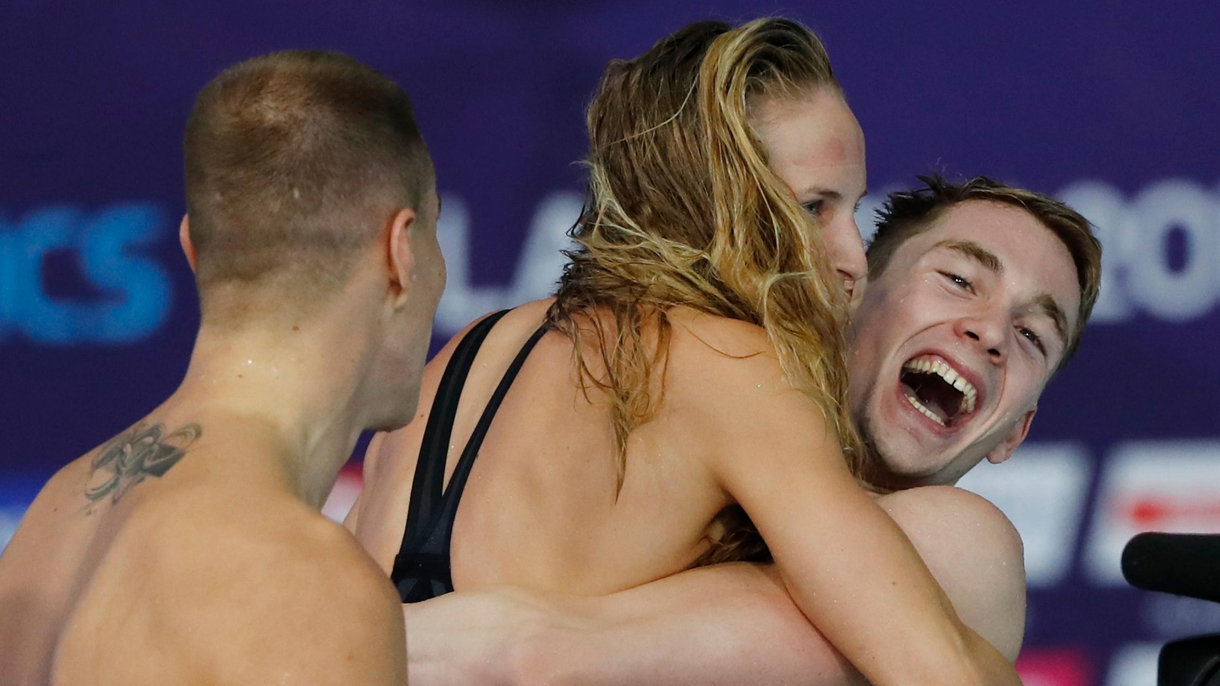 Die deutschen Schwimmer gewinnen die 4x200m Freistil Staffel