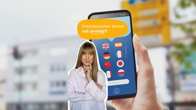 Grafik: Host Johanna schaut nachdenklich, dahinter Handy mit Länderflaggen, darüber Schrift "Fremdsprachen lernen voll unnötig?"