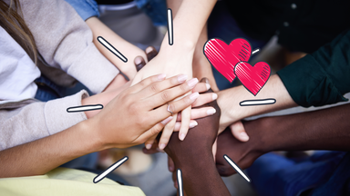 Jugendliche halten Hände in der Mitte zusammen 