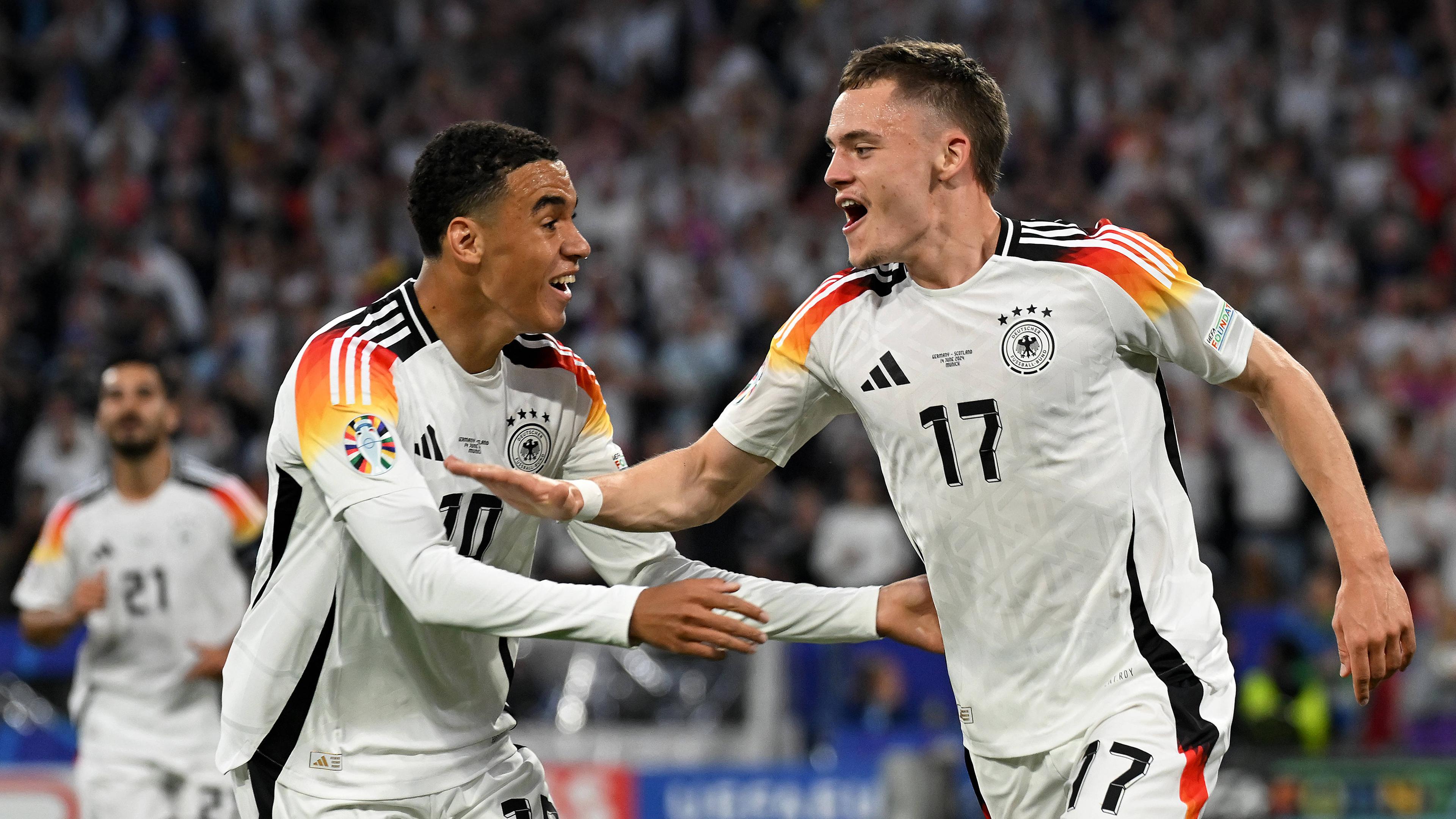Jamal Musiala und Florian Wirtz bejubeln ein Tor gegen Schottland bei der EM 2024