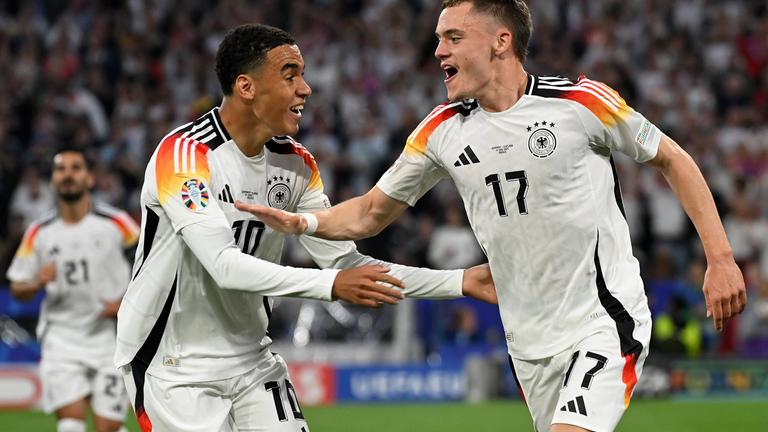 Jamal Musiala und Florian Wirtz bejubeln ein Tor gegen Schottland bei der EM 2024