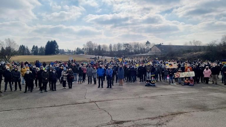 Menschen demonstrieren in Gemünd gegen den Krieg in der Ukraine