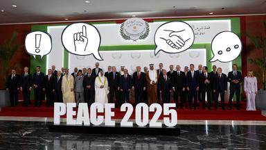 Mehrere Menschen stehen in einer Reihe nebeneinander und posieren für ein Foto. Davor steht in großen Buchstaben Peace 2025, darüber sind mehrere Sprechblasen zu sehen.