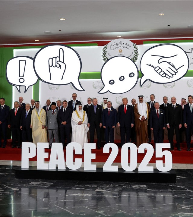 Mehrere Menschen stehen in einer Reihe nebeneinander und posieren für ein Foto. Davor steht in großen Buchstaben Peace 2025, darüber sind mehrere Sprechblasen zu sehen.