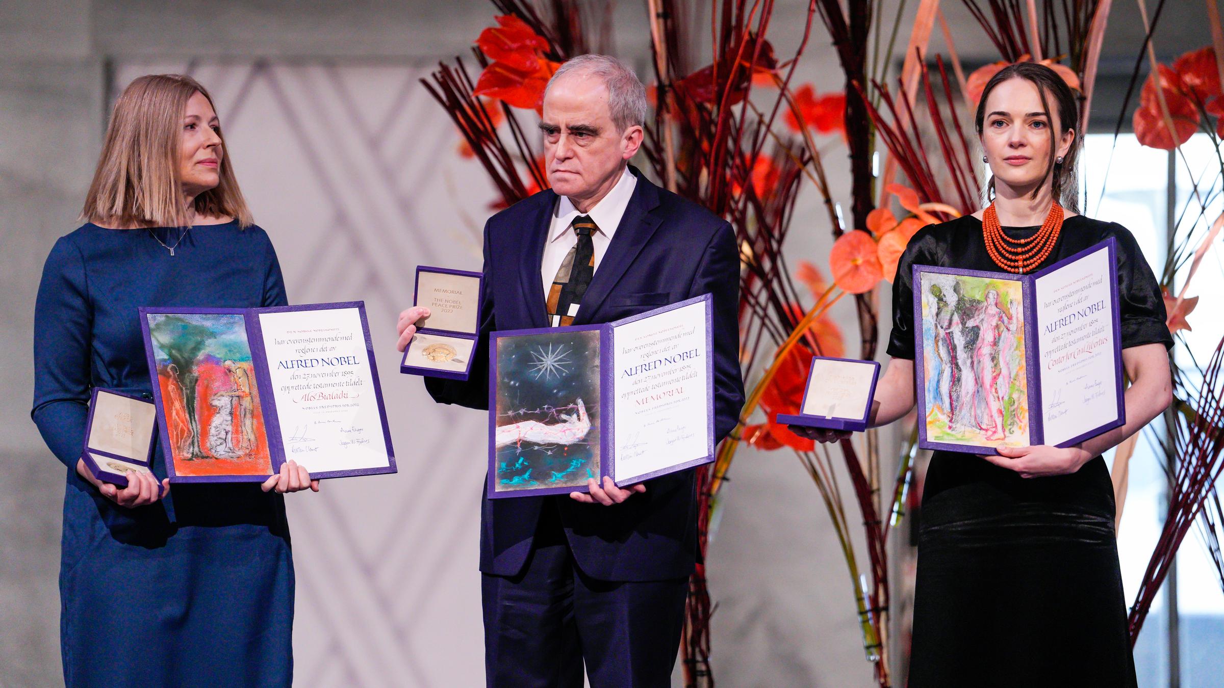 Oleksandra Matvitsuk, Jan Ratshinsky und Natalja Pintschuk nehmen den Friedensnobelpreis 2022 entgegen