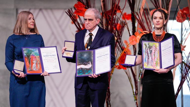 Oleksandra Matvitsuk, Jan Ratshinsky und Natalja Pintschuk nehmen den Friedensnobelpreis 2022 entgegen