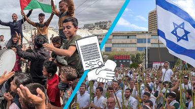 Viele Menschen feiern jubelnd den Friedensplan für das Ende des Kriegs zwischen Israel und Hamas. Sie schwenken palästinensische Fahnen und ein paar sitzen auf den Schultern anderer.