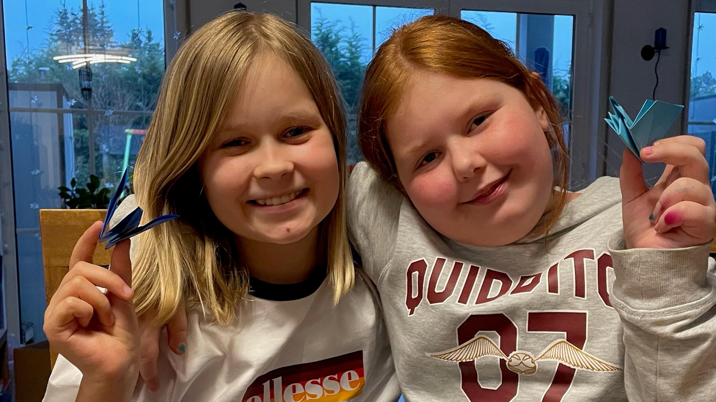 Sophie und Mila basteln Friedenstauben und sammeln Spenden