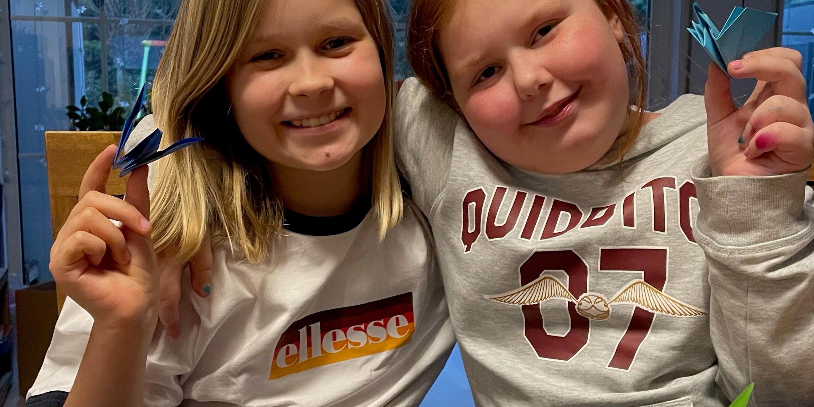 Sophie und Mila basteln Friedenstauben und sammeln Spenden
