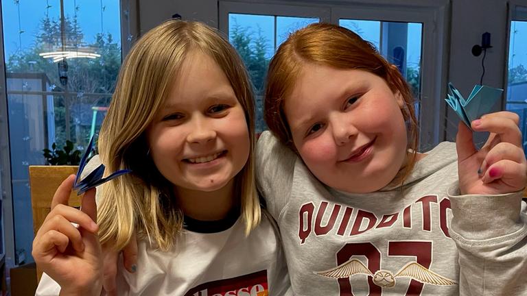 Sophie und Mila basteln Friedenstauben und sammeln Spenden