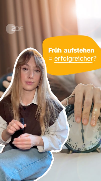 Johanna sitzt mit einem Mikro in der Hand, hinter ihr ist ein Bild von einem Wecker zu sehen, über ihr steht auf gelbem Hintergrund: Früh aufstehen = erfolgreicher?!