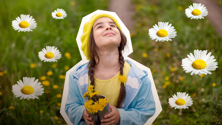 Mädchen auf Frühlingswiese