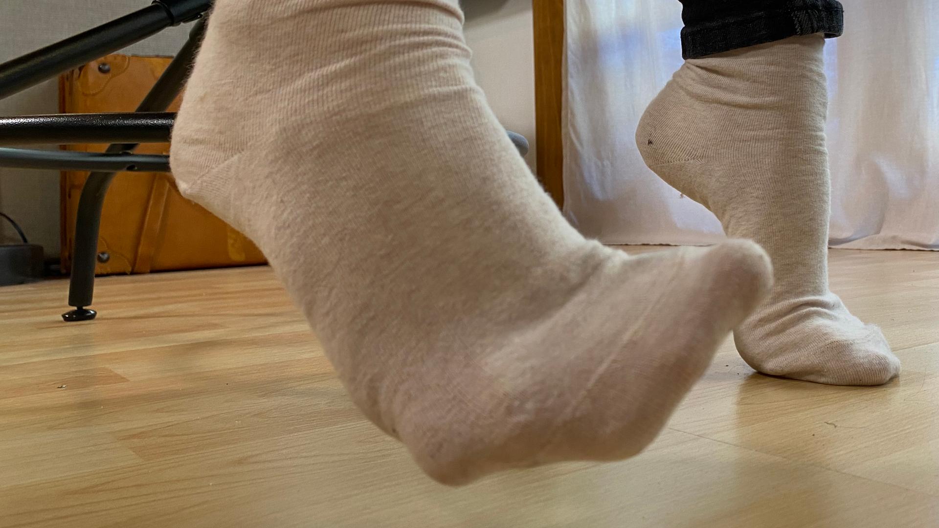 Gespreizte Zehen in Socke