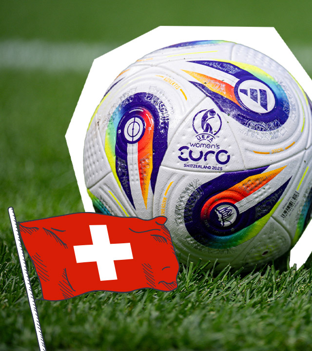 Der UEFA-Euro-Fußball liegt in der Mitte des Bildes auf dem Rasen, darum ein weißer Rand, daneben ein Pokal mit der Nummer 1 und EM darunter, rechts sieht man die Schweiz-Flagge