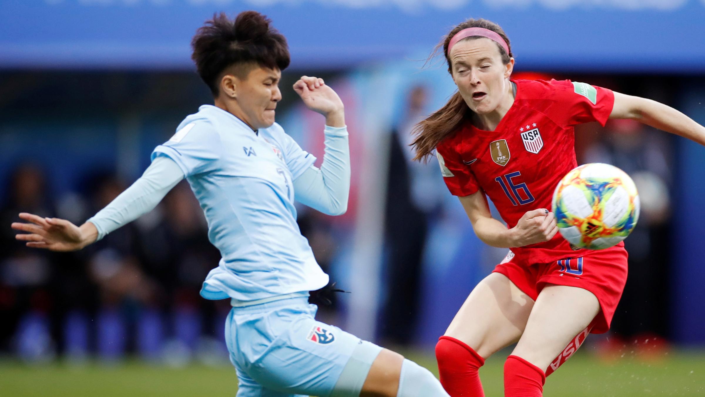 Die US-Amerikanerin Rose Lavelle im Duell mit ihrer thailändischen Gegnerin