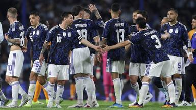 Die argentinische Nationalmannschaft auf dem Platz beim Spiel gegen Sambia. 