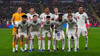 Die englische Nationalmannschaft posiert für ein Gruppenfoto bei einem Freundschaftsspiel gegen Japan. 