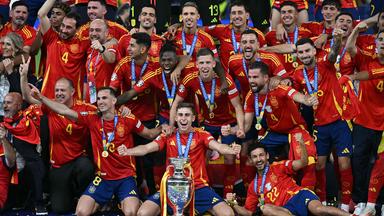 Die spanische Nationalmannschaft jubelt über ihrem EM-Sieg 2024. 