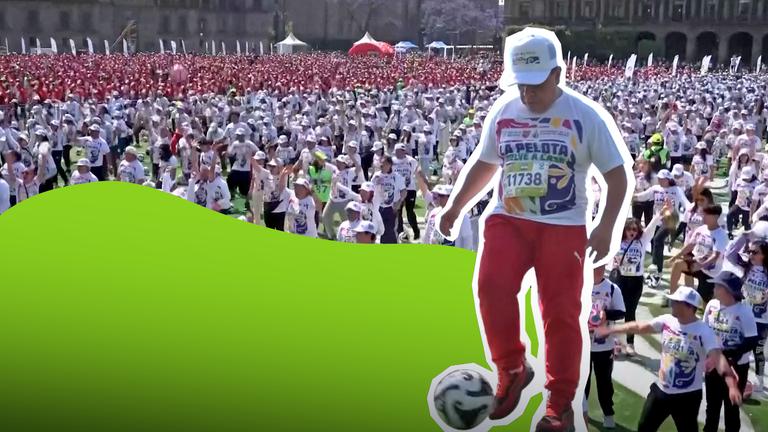 Bildcollage: Im Hintergrund sind viele menschen beim Fußballtrianing zu sehen, im Vordergrund Cutout eines Fußballspielers mit Ball am Fuß