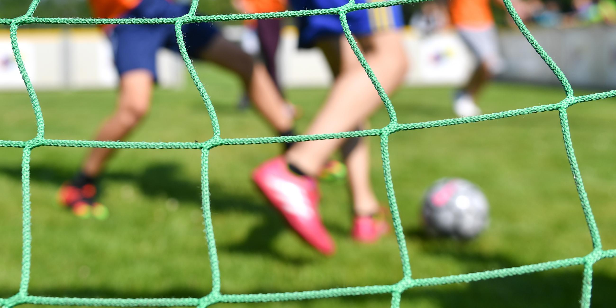 Kinder spielen Fußball