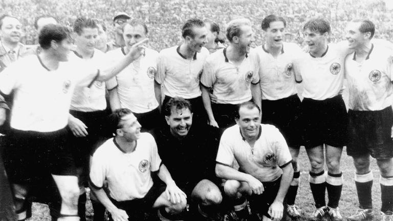 Die deutsche Fußballnationalmannschaft der Männer feiert ihren Weltmeistertitel.