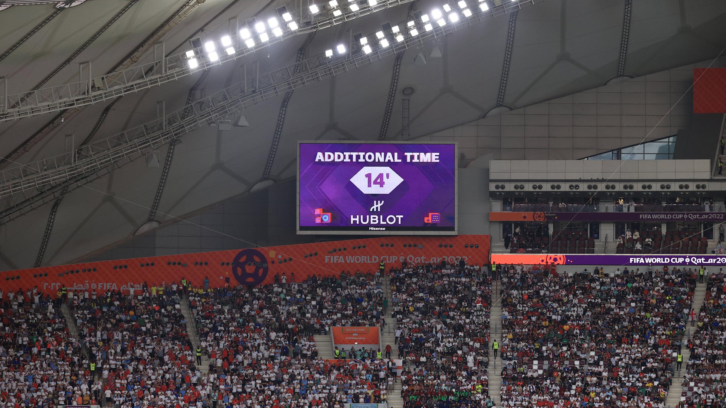 Eine Nachspieltafel zeigt 14 Minuten Nachspielzeit an.