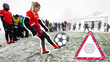 Fotomontage: Eine Frau kickt im Schnee einen Fußball, davor ein Schneewarnungs-Schild