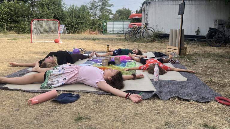 Kinder machen Yoga.