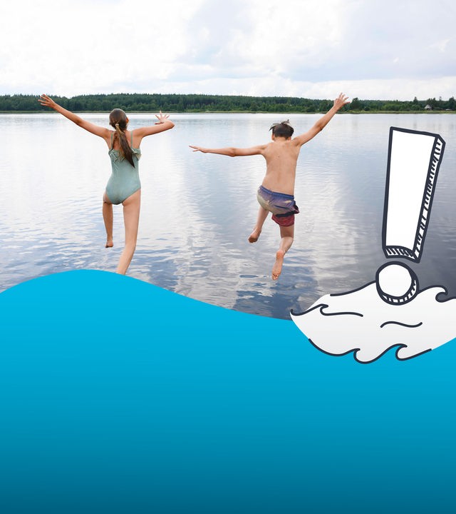 Zwei Jugendliche springen in einen See
