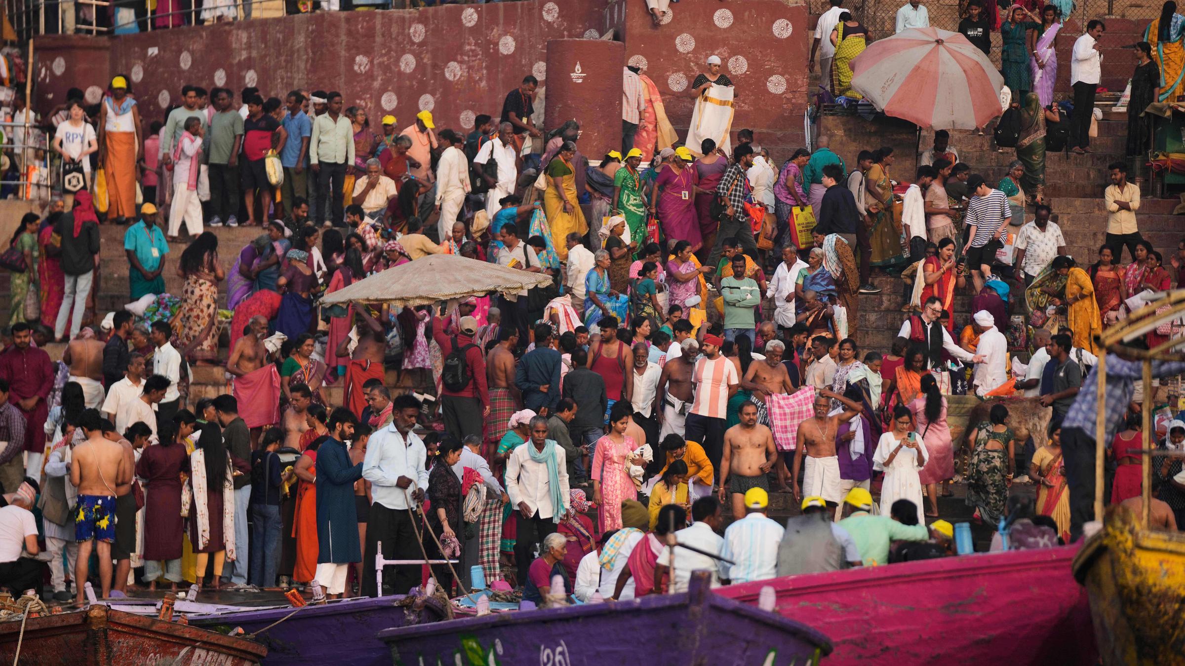 In einem Fluss in Indien, dem Ganges, nehmen am Montag viele Menschen ein heiliges Bad.  