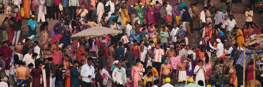 In einem Fluss in Indien, dem Ganges, nehmen am Montag viele Menschen ein heiliges Bad.  