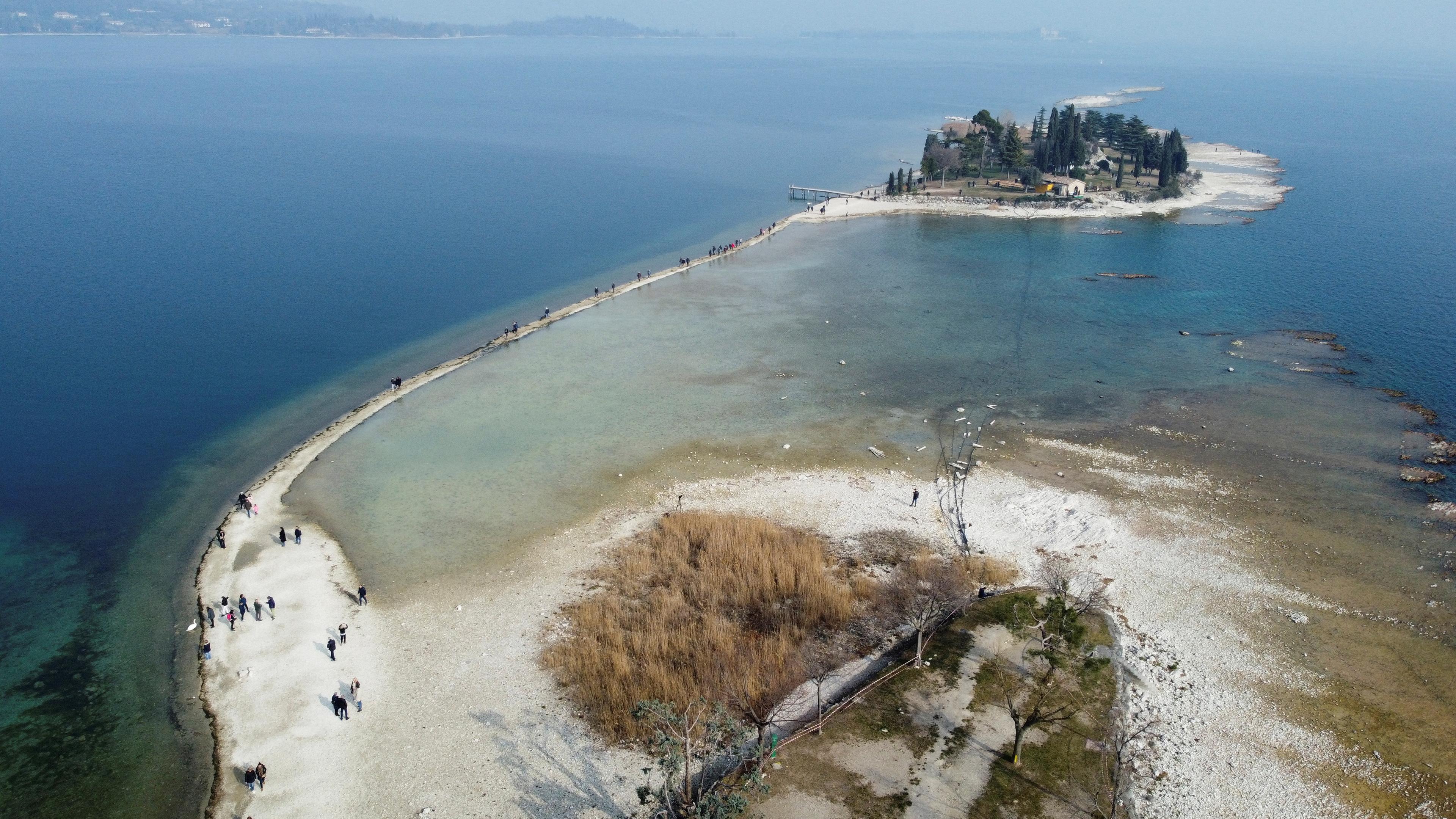 Wegen einer Dürre in Italien ist die Insel San Biagio im Gardasee nun auch zu Fuß zugänglich. 