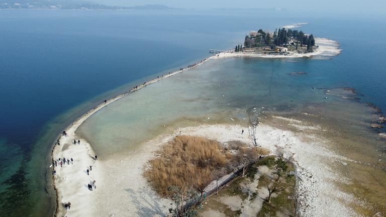 Wegen einer Dürre in Italien ist die Insel San Biagio im Gardasee nun auch zu Fuß zugänglich. 
